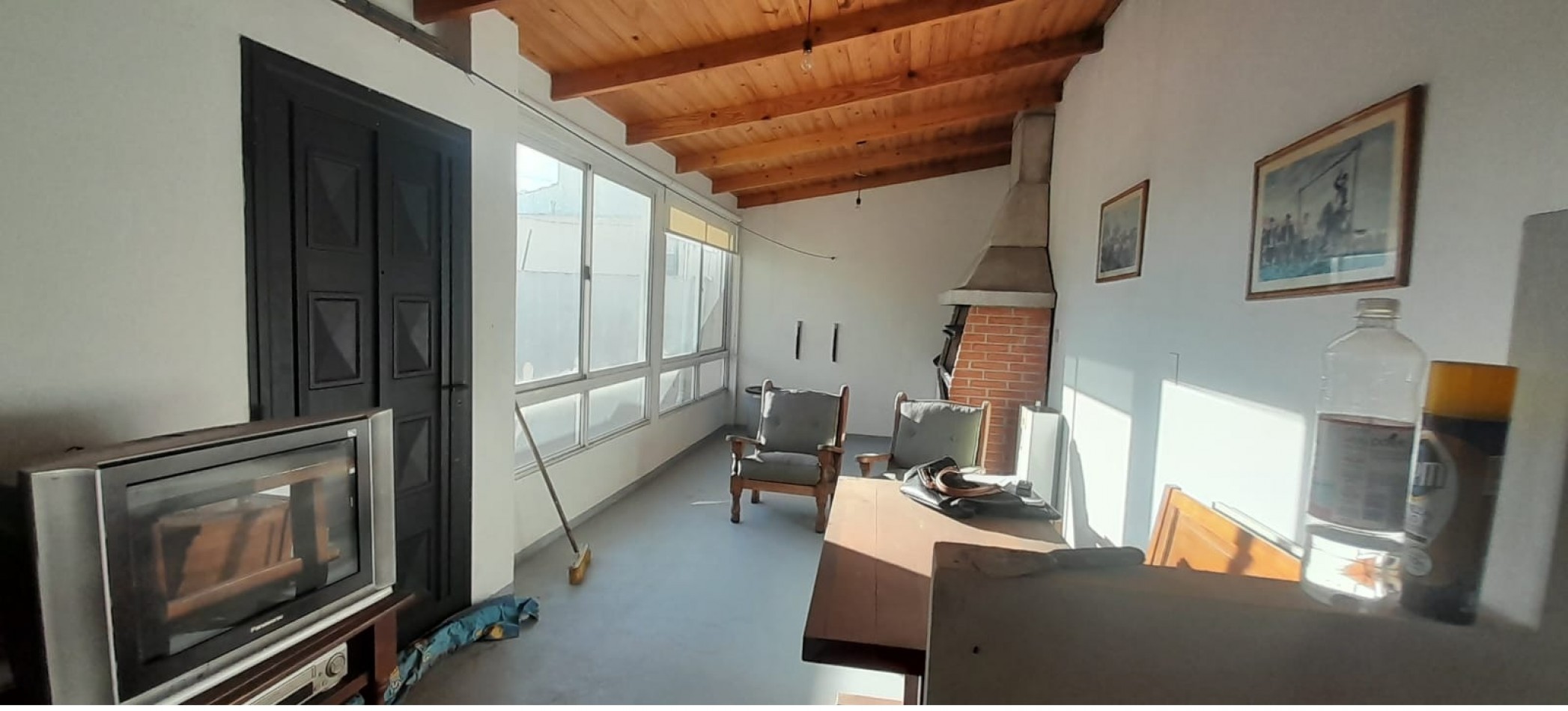 CASA DE 4 AMBIENTES EN VENTA EN AVELLANEDA. CON GARAGE, QUINCHO Y TERRAZA.