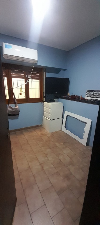 CASA DE 4 AMBIENTES EN VENTA EN AVELLANEDA. CON GARAGE, QUINCHO Y TERRAZA.
