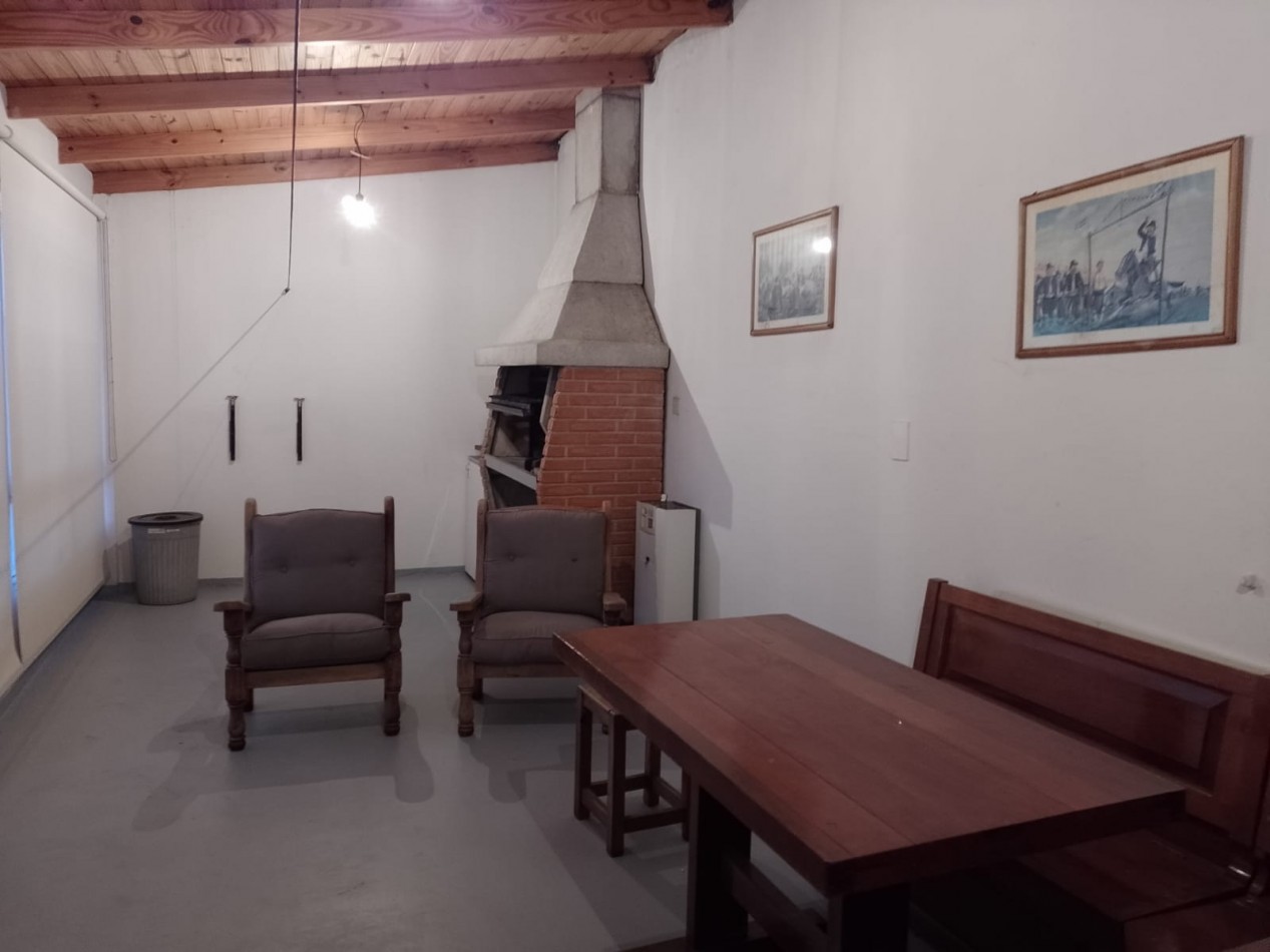 CASA DE 4 AMBIENTES EN VENTA EN AVELLANEDA. CON GARAGE, QUINCHO Y TERRAZA.