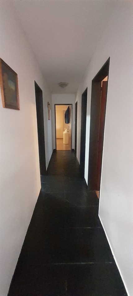 CASA DE 4 AMBIENTES EN VENTA EN AVELLANEDA. CON GARAGE, QUINCHO Y TERRAZA.