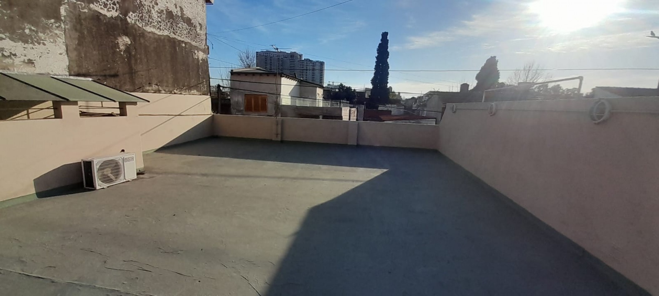 CASA DE 4 AMBIENTES EN VENTA EN AVELLANEDA. CON GARAGE, QUINCHO Y TERRAZA.