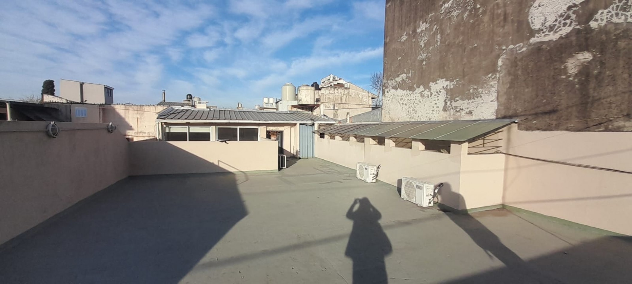 CASA DE 4 AMBIENTES EN VENTA EN AVELLANEDA. CON GARAGE, QUINCHO Y TERRAZA.