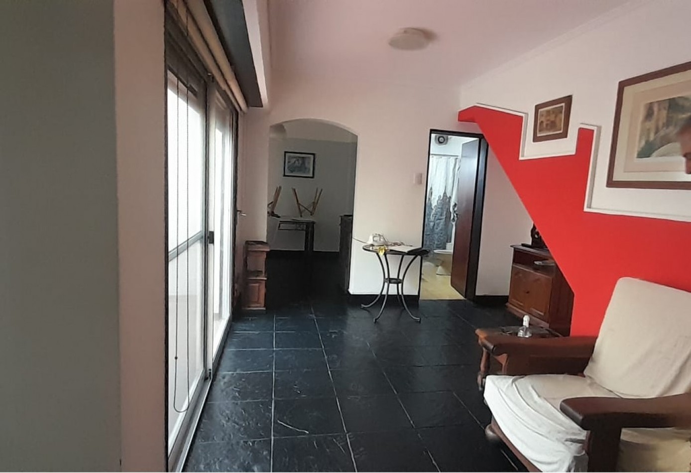 CASA DE 4 AMBIENTES EN VENTA EN AVELLANEDA. CON GARAGE, QUINCHO Y TERRAZA.
