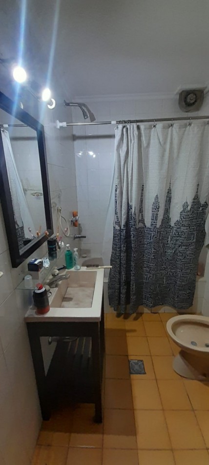 CASA DE 4 AMBIENTES EN VENTA EN AVELLANEDA. CON GARAGE, QUINCHO Y TERRAZA.