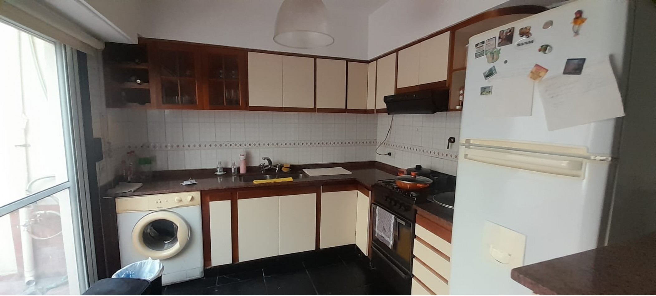 CASA DE 4 AMBIENTES EN VENTA EN AVELLANEDA. CON GARAGE, QUINCHO Y TERRAZA.