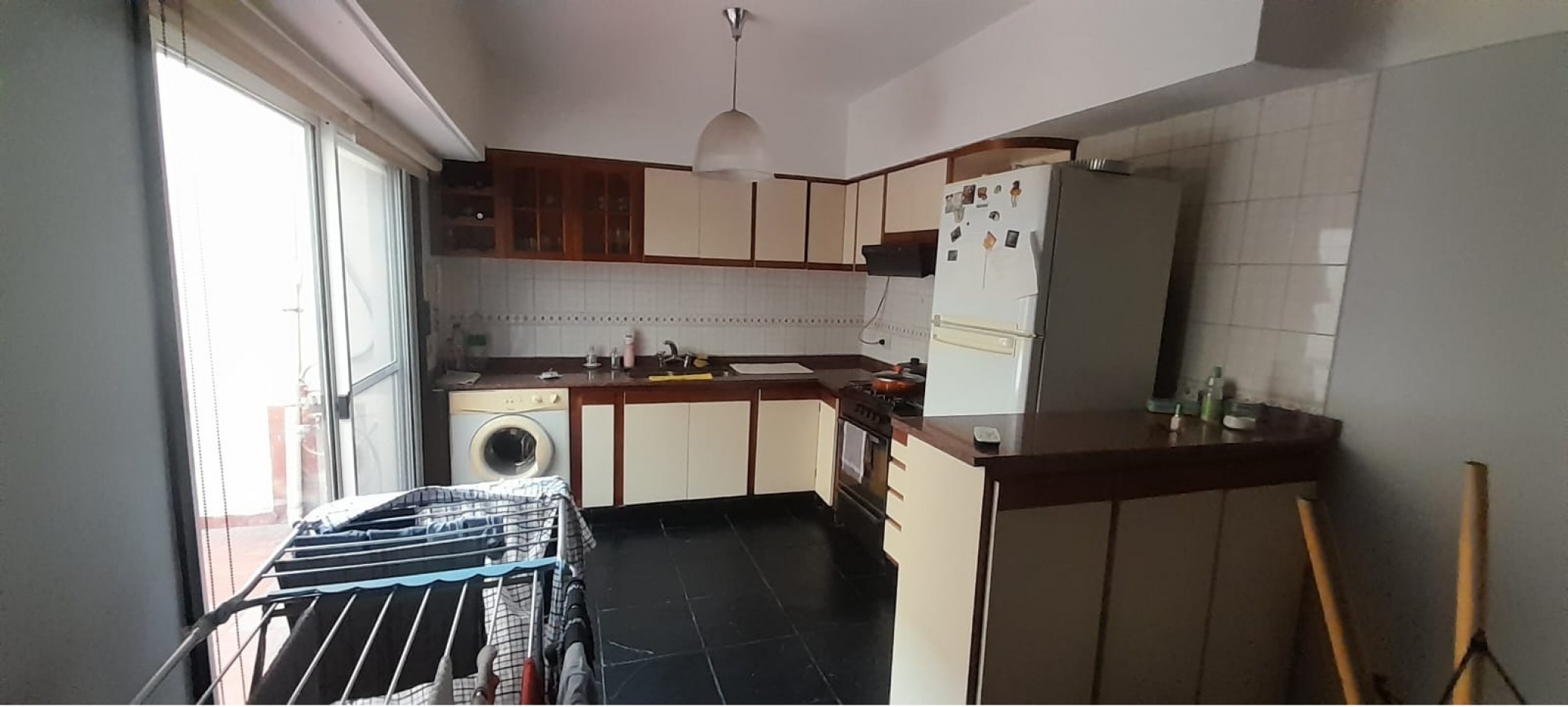 CASA DE 4 AMBIENTES EN VENTA EN AVELLANEDA. CON GARAGE, QUINCHO Y TERRAZA.