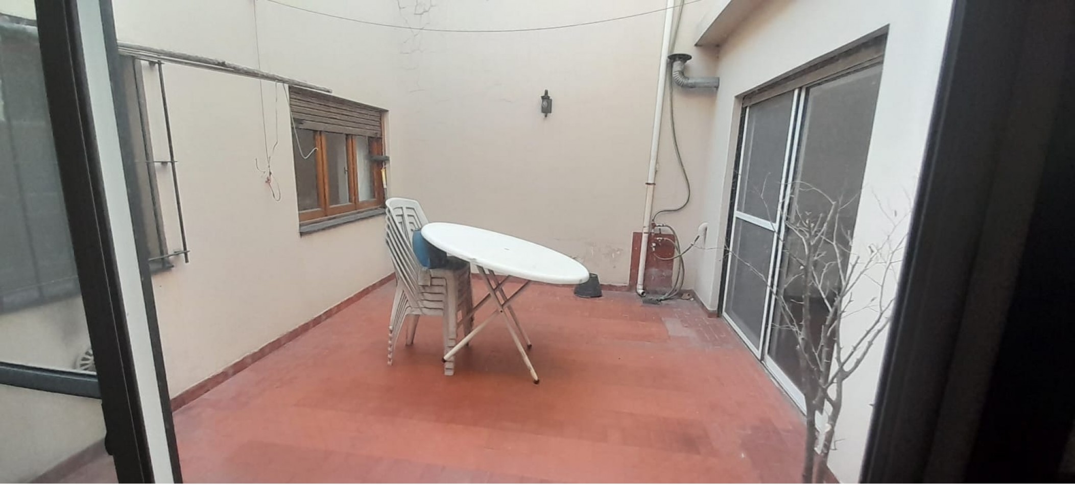 CASA DE 4 AMBIENTES EN VENTA EN AVELLANEDA. CON GARAGE, QUINCHO Y TERRAZA.