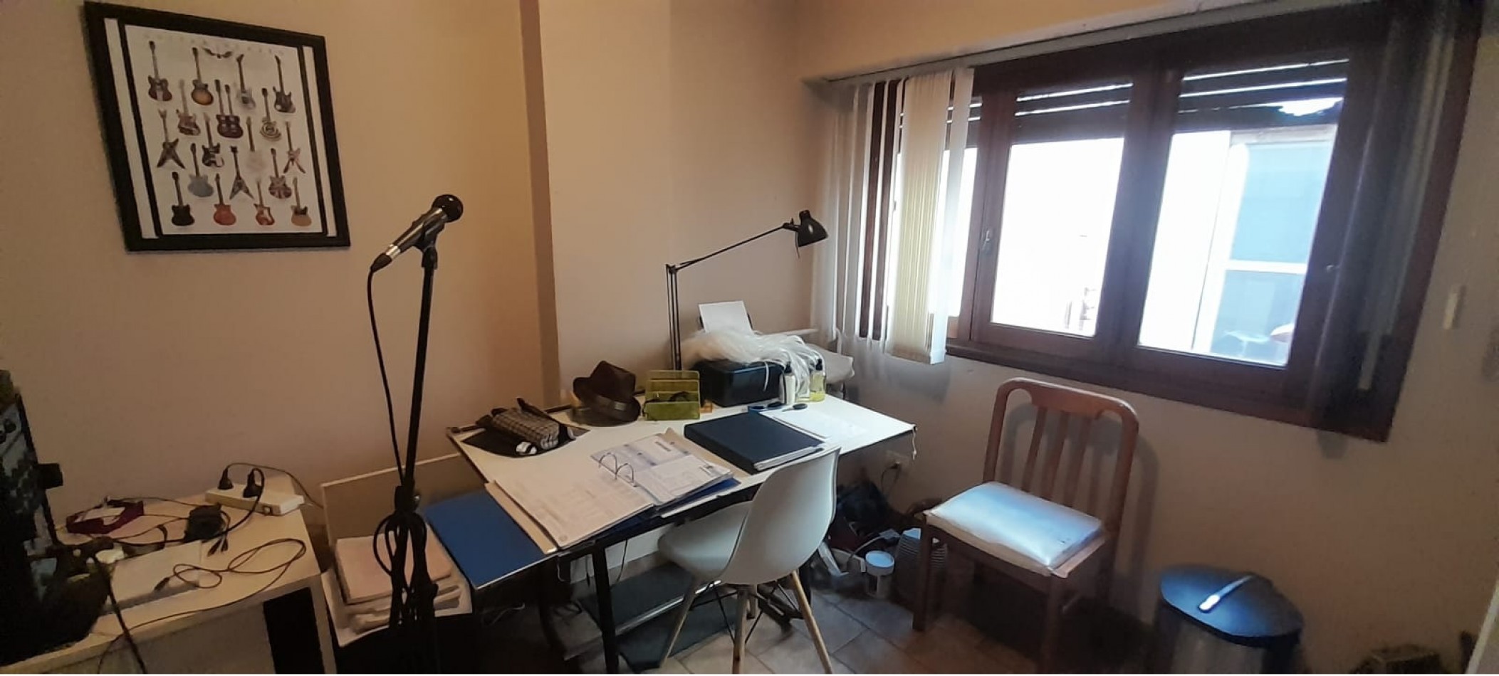 CASA DE 4 AMBIENTES EN VENTA EN AVELLANEDA. CON GARAGE, QUINCHO Y TERRAZA.