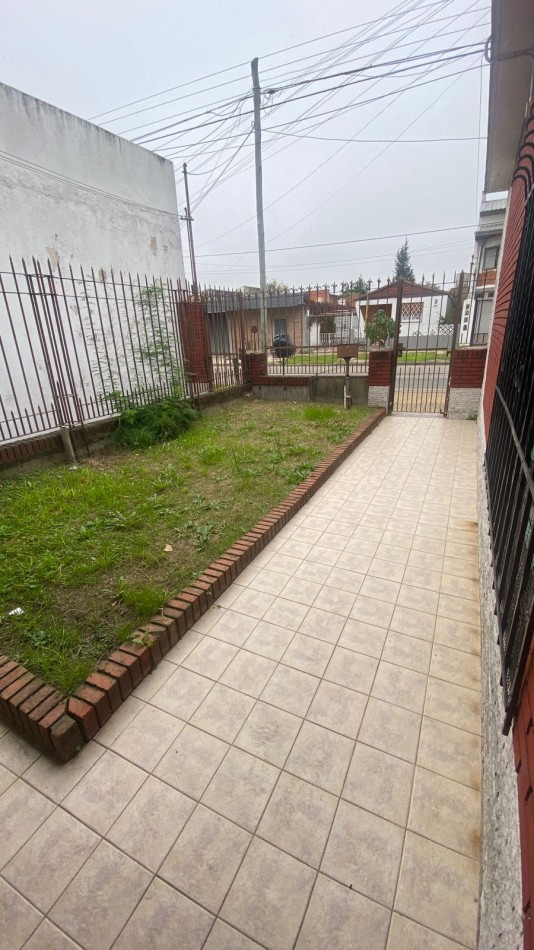 PH TIPO CASA DE 3 AMBIENTES CON COCHERA Y TERRAZA, EN VENTA - WILDE