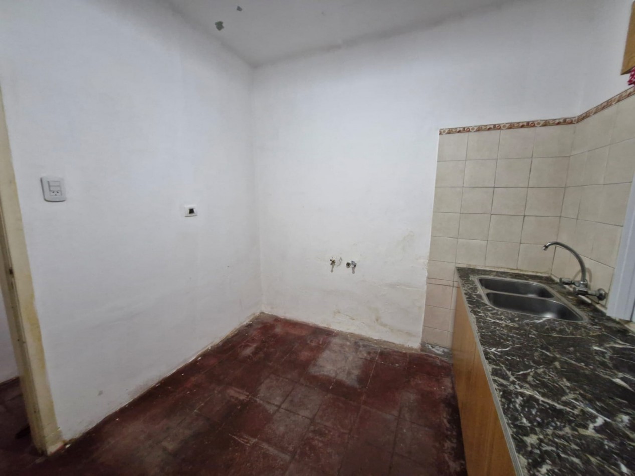 QUILMES OESTE - CASA DE 3 AMBIENTES EN ALQUILER, CON PATIO Y GARAGE