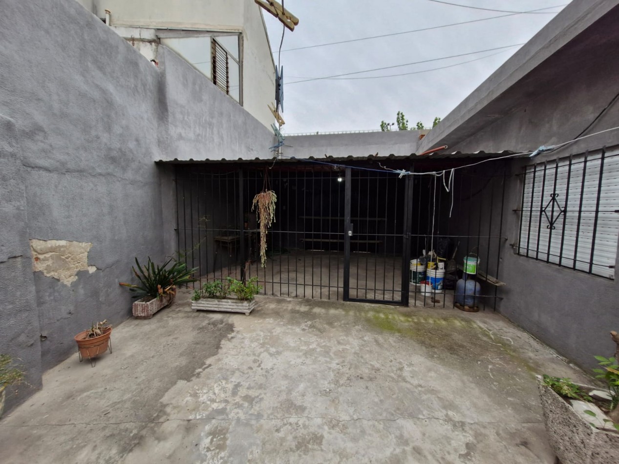 QUILMES OESTE - CASA DE 3 AMBIENTES EN ALQUILER, CON PATIO Y GARAGE