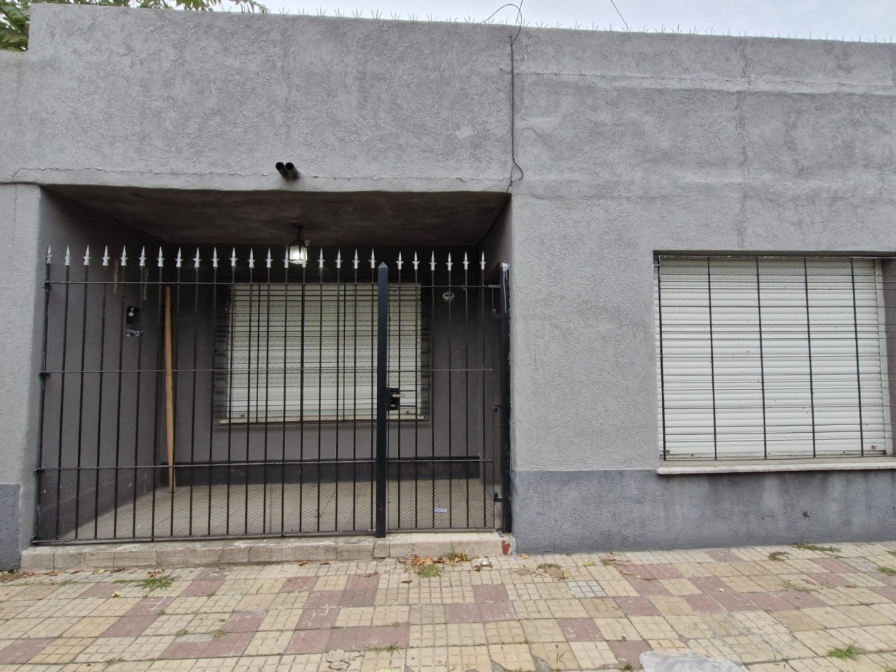 QUILMES OESTE - CASA DE 3 AMBIENTES EN ALQUILER, CON PATIO Y GARAGE