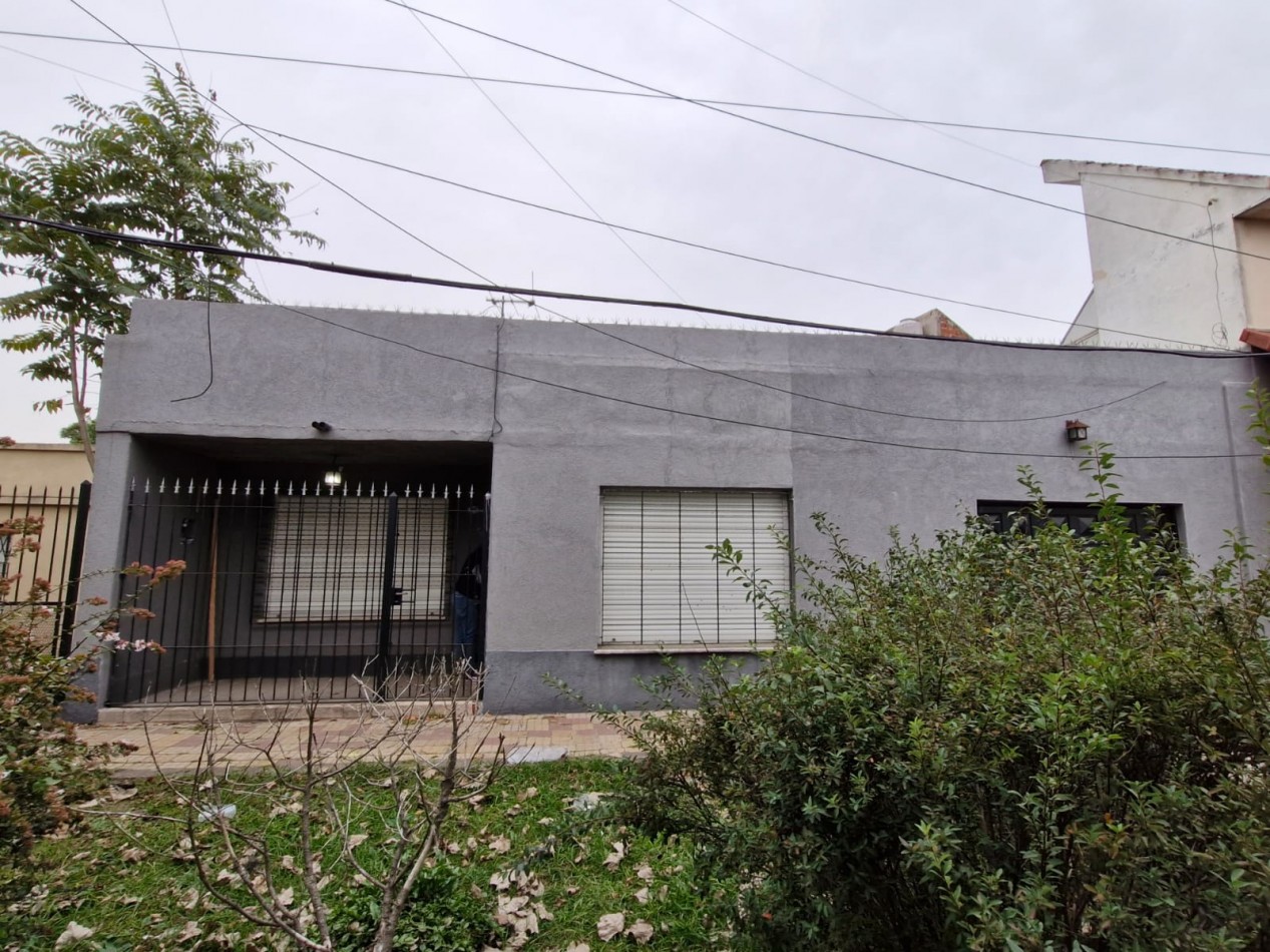 QUILMES OESTE - CASA DE 3 AMBIENTES EN ALQUILER, CON PATIO Y GARAGE