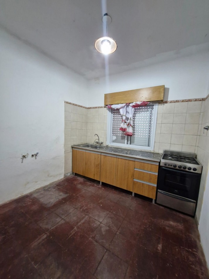 QUILMES OESTE - CASA DE 3 AMBIENTES EN ALQUILER, CON PATIO Y GARAGE