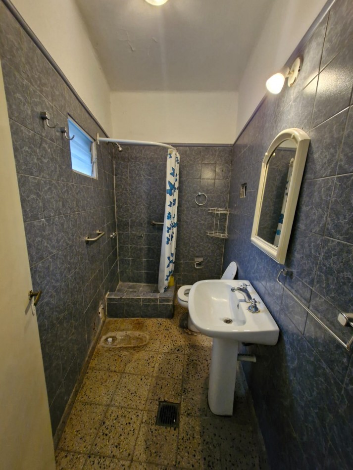 QUILMES OESTE - CASA DE 3 AMBIENTES EN ALQUILER, CON PATIO Y GARAGE