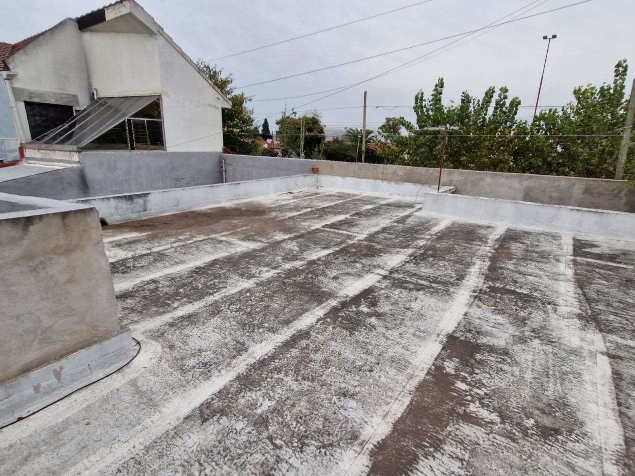 QUILMES OESTE - CASA DE 3 AMBIENTES EN ALQUILER, CON PATIO Y GARAGE