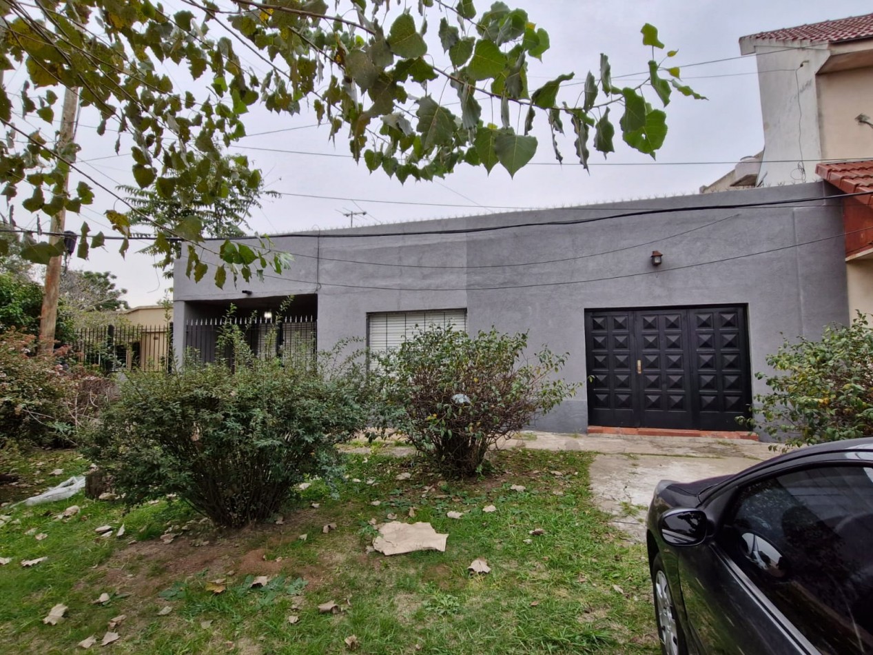 QUILMES OESTE - CASA DE 3 AMBIENTES EN ALQUILER, CON PATIO Y GARAGE