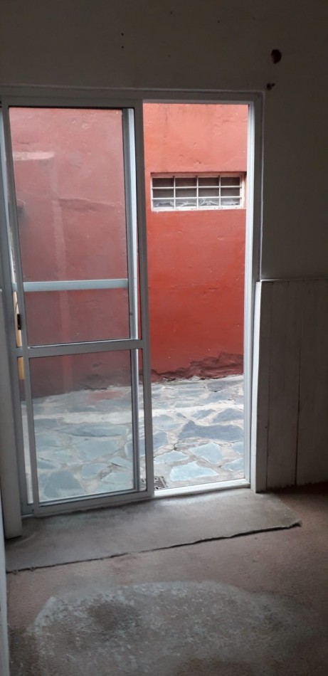 PH EN ALQUILER DE 2 AMBIENTES CON PATIO EN SARANDI - CON DETALLES