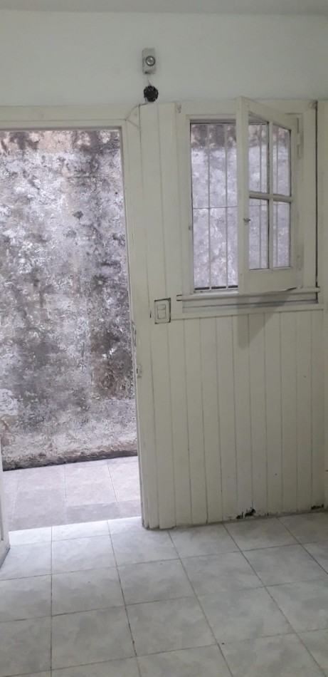 PH EN ALQUILER DE 2 AMBIENTES CON PATIO EN SARANDI - CON DETALLES
