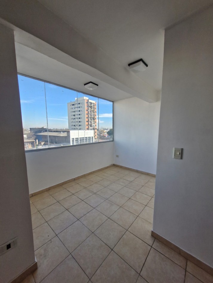 IMPECABLE MONOAMBIENTE DE 25 M2 SOBRE AV. MITRE. A METROS DE LA ESTACION DE TRENES DE SARANDI.