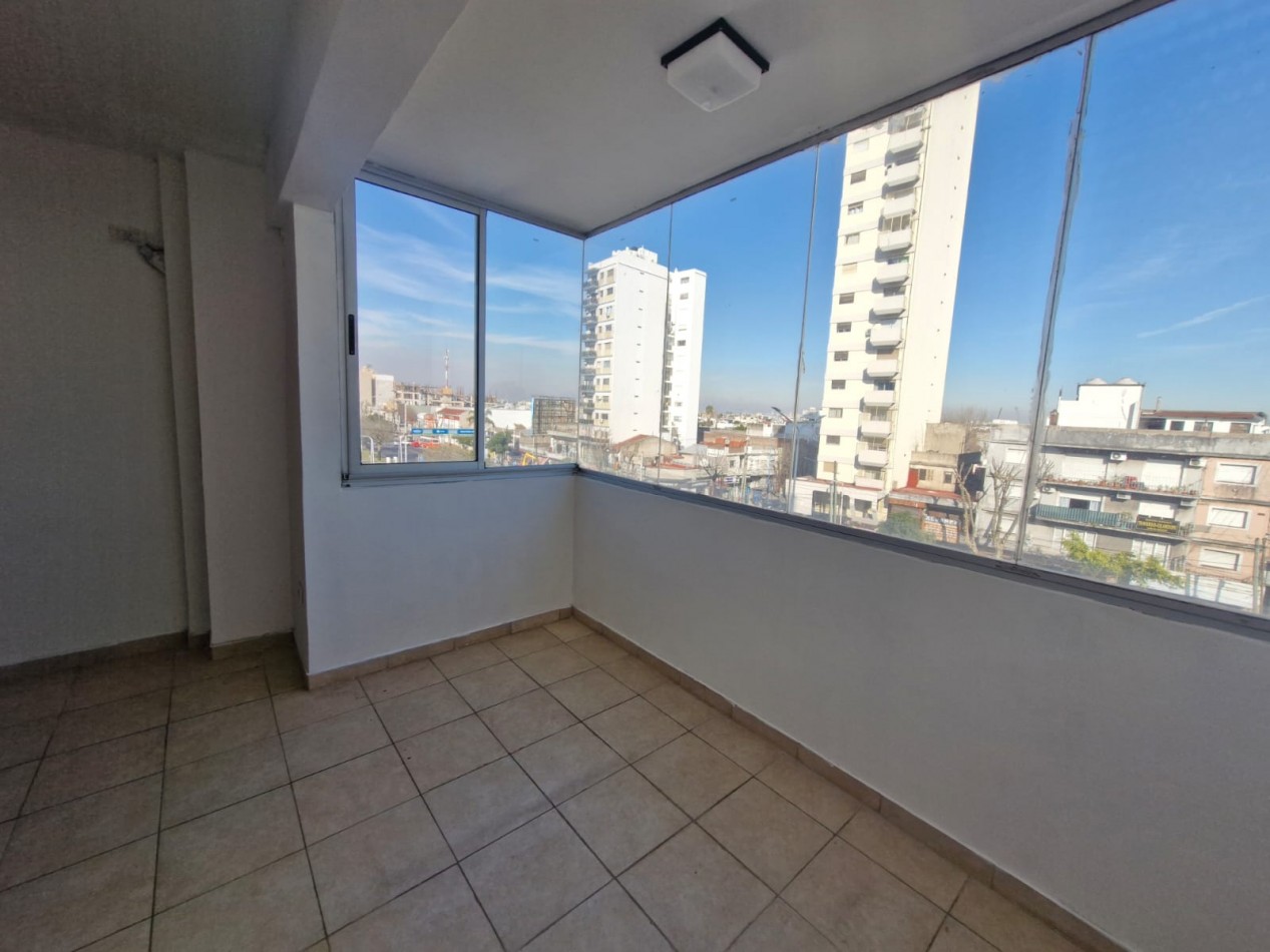 IMPECABLE MONOAMBIENTE DE 25 M2 SOBRE AV. MITRE. A METROS DE LA ESTACION DE TRENES DE SARANDI.