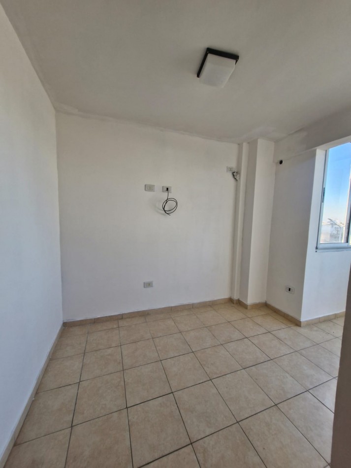IMPECABLE MONOAMBIENTE DE 25 M2 SOBRE AV. MITRE. A METROS DE LA ESTACION DE TRENES DE SARANDI.