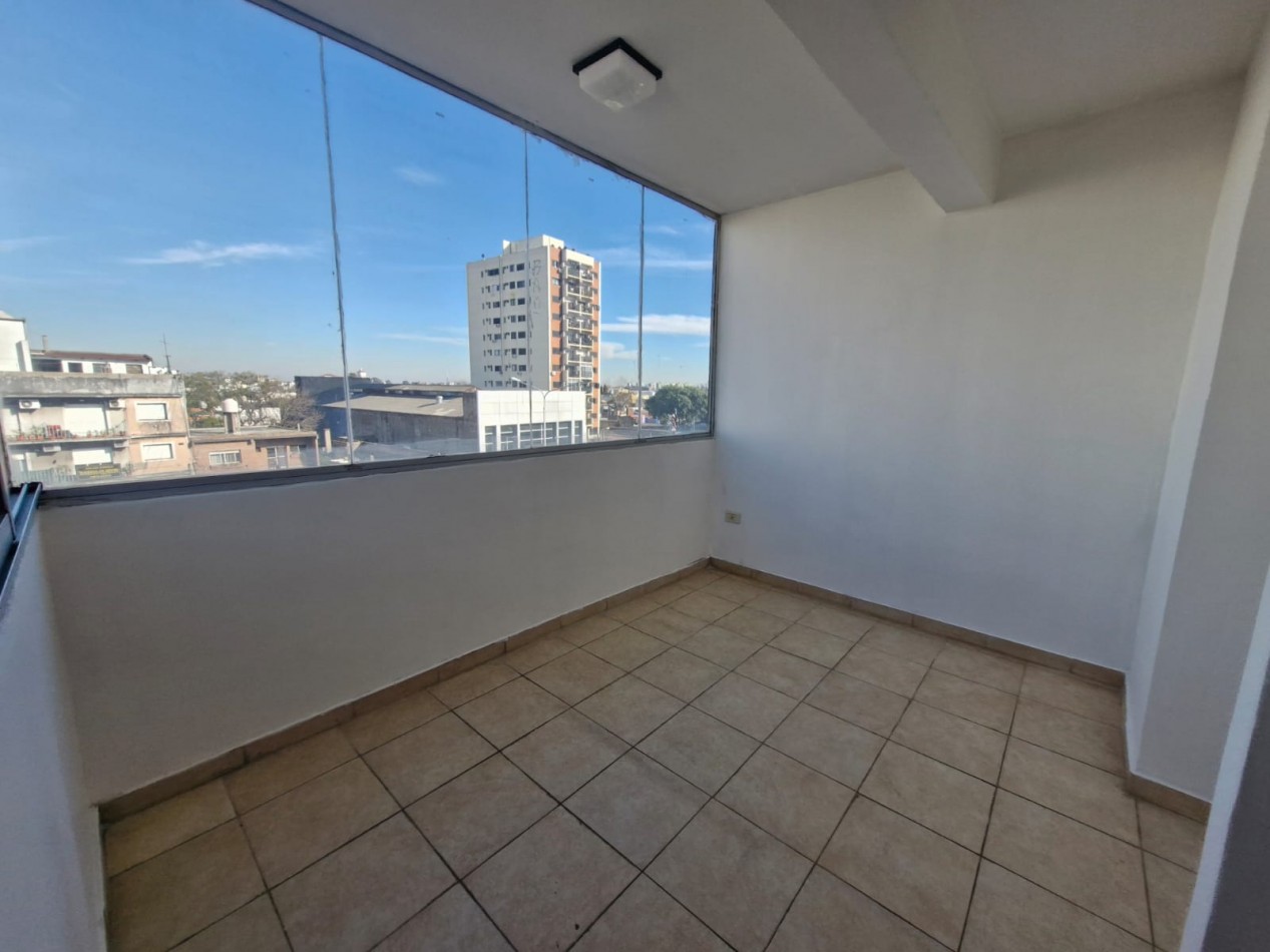 IMPECABLE MONOAMBIENTE DE 25 M2 SOBRE AV. MITRE. A METROS DE LA ESTACION DE TRENES DE SARANDI.