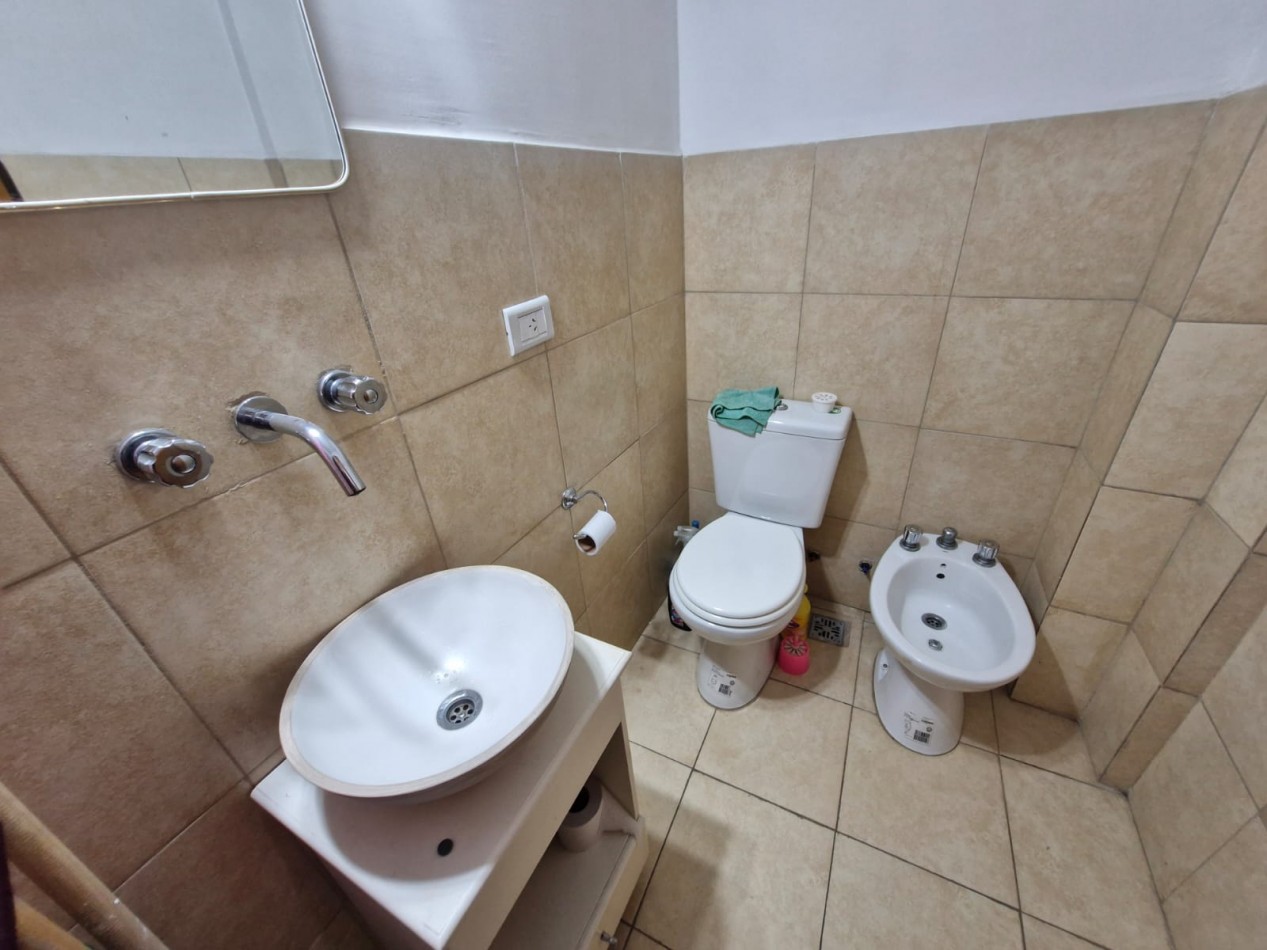 IMPECABLE MONOAMBIENTE DE 25 M2 SOBRE AV. MITRE. A METROS DE LA ESTACION DE TRENES DE SARANDI.