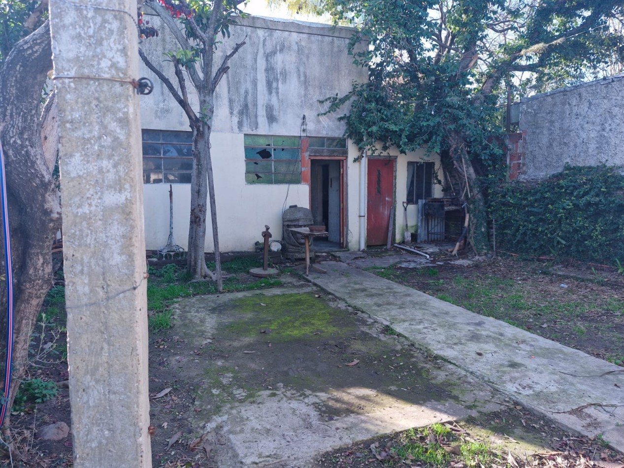 LOTE DE 360 M2 EN VENTA, CON DOS VIVIENDAS DE 3 AMBIENTES Y GALPON O DEPOSITO