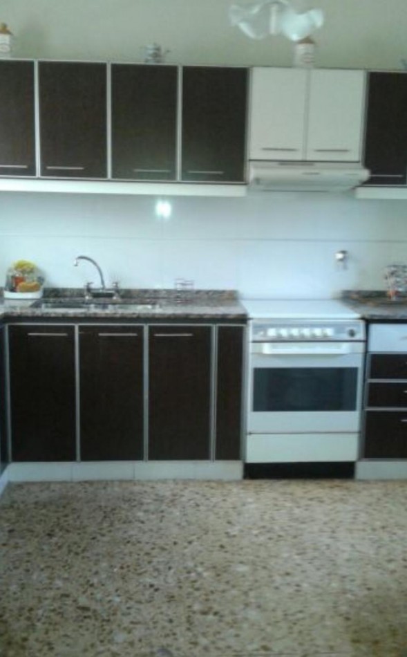 PH DE 3 AMBIENTES EN PLANTA ALTA, CON PATIO Y BALCON A LA CALLE 