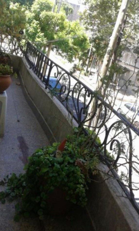 PH DE 3 AMBIENTES EN PLANTA ALTA, CON PATIO Y BALCON A LA CALLE 