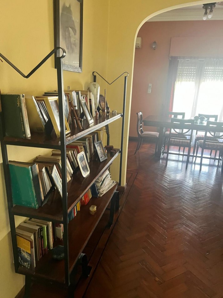 PH DE 3 AMBIENTES EN PLANTA ALTA, CON PATIO Y BALCON A LA CALLE 