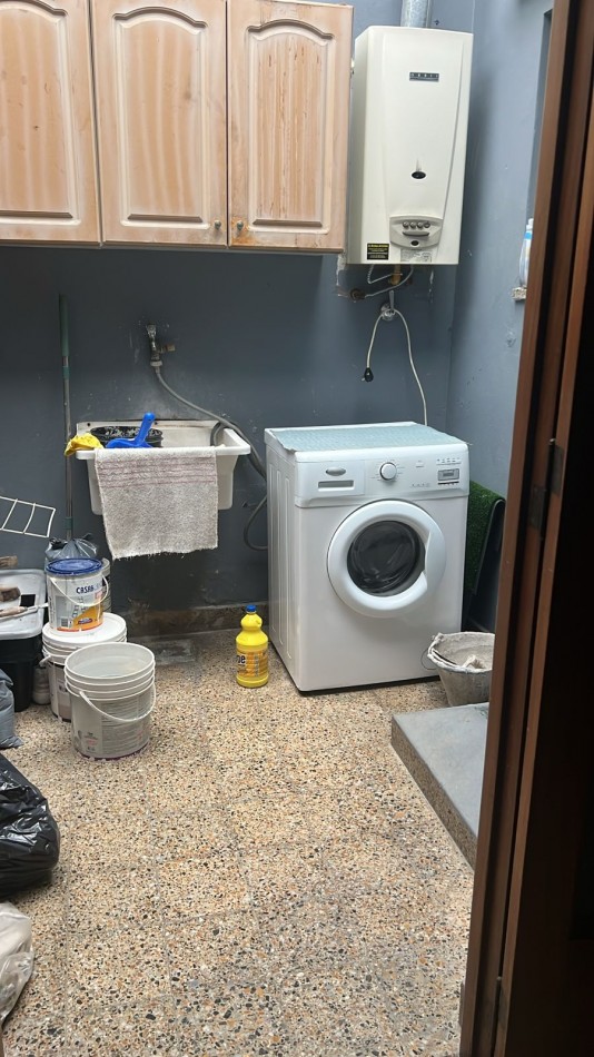 PH DE 3 AMBIENTES EN PLANTA ALTA, CON PATIO Y BALCON A LA CALLE 