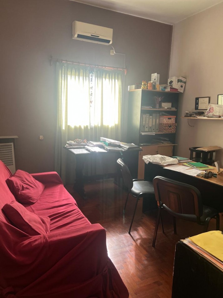 PH DE 3 AMBIENTES EN PLANTA ALTA, CON PATIO Y BALCON A LA CALLE 