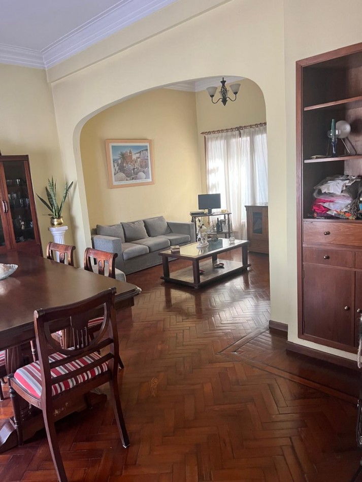PH DE 3 AMBIENTES EN PLANTA ALTA, CON PATIO Y BALCON A LA CALLE 