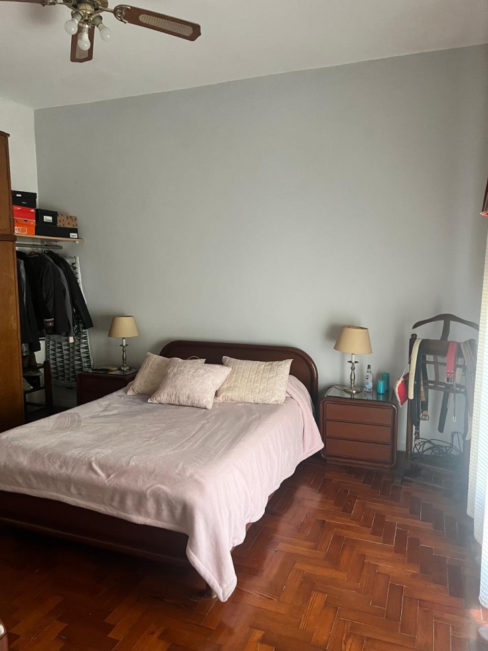PH DE 3 AMBIENTES EN PLANTA ALTA, CON PATIO Y BALCON A LA CALLE 