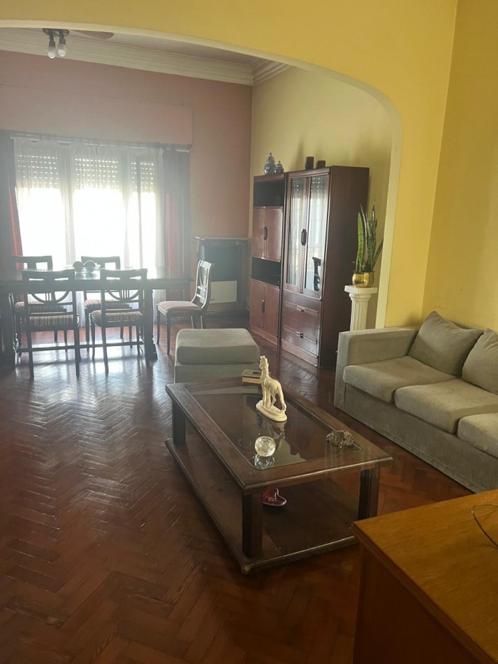 PH DE 3 AMBIENTES EN PLANTA ALTA, CON PATIO Y BALCON A LA CALLE 