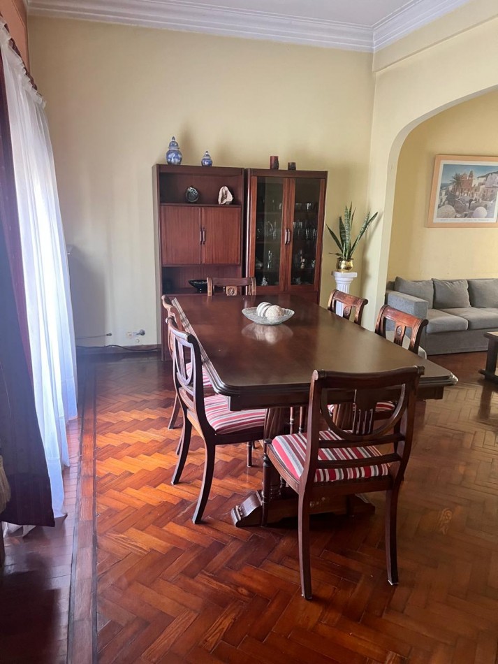 PH DE 3 AMBIENTES EN PLANTA ALTA, CON PATIO Y BALCON A LA CALLE 