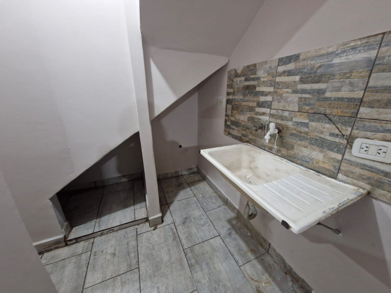 WILDE, AVELLANEDA. ALQUILER DE DPTO. TIPO CASA DE 3 AMBIENTES Y TERRAZA.