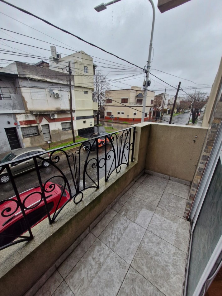 WILDE, AVELLANEDA. ALQUILER DE DPTO. TIPO CASA DE 3 AMBIENTES Y TERRAZA.
