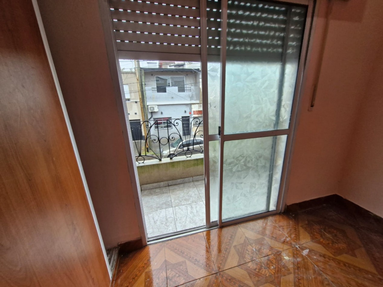 WILDE, AVELLANEDA. ALQUILER DE DPTO. TIPO CASA DE 3 AMBIENTES Y TERRAZA.