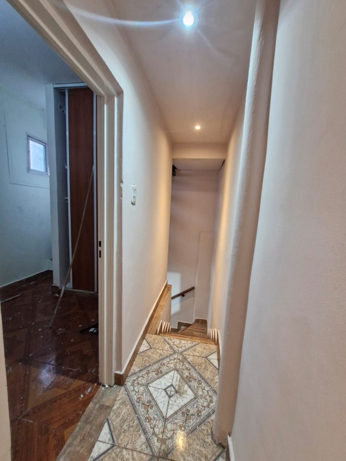 WILDE, AVELLANEDA. ALQUILER DE DPTO. TIPO CASA DE 3 AMBIENTES Y TERRAZA.