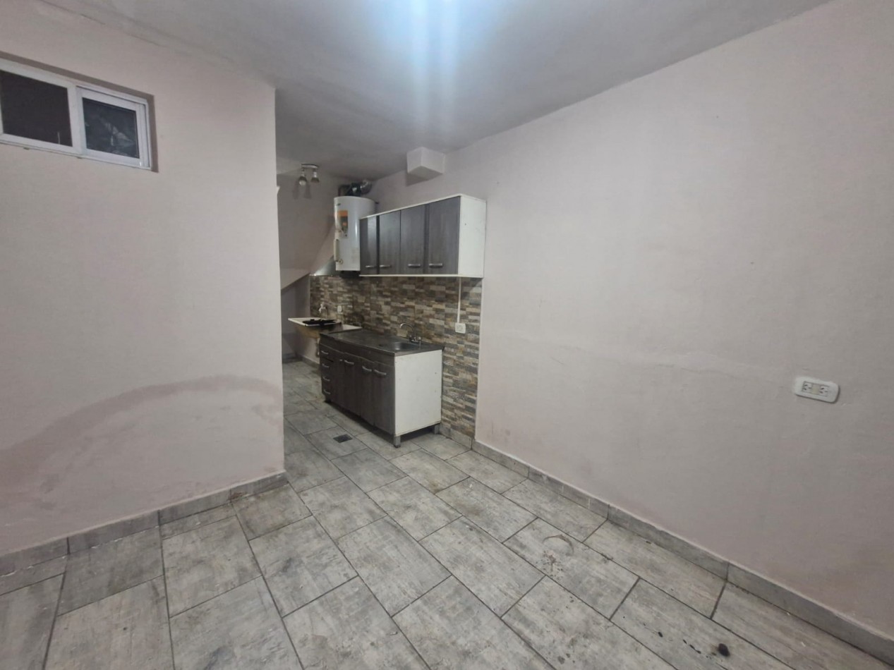 WILDE, AVELLANEDA. ALQUILER DE DPTO. TIPO CASA DE 3 AMBIENTES Y TERRAZA.