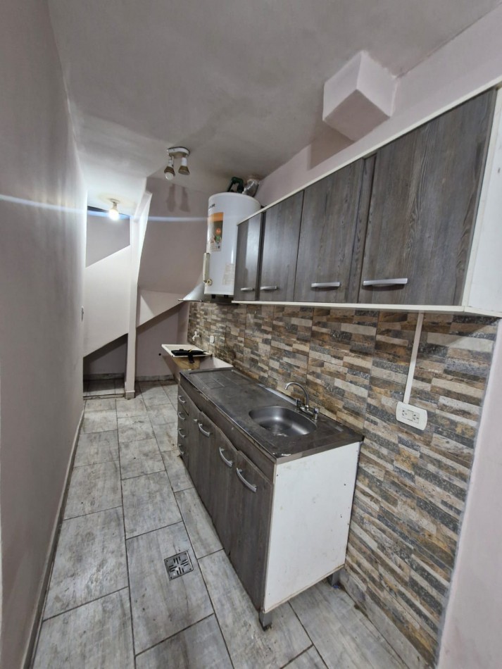 WILDE, AVELLANEDA. ALQUILER DE DPTO. TIPO CASA DE 3 AMBIENTES Y TERRAZA.