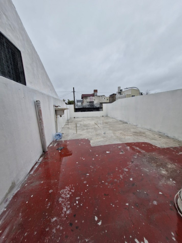 WILDE, AVELLANEDA. ALQUILER DE DPTO. TIPO CASA DE 3 AMBIENTES Y TERRAZA.