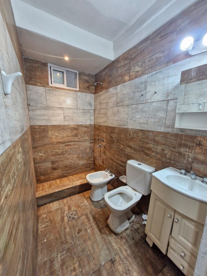 WILDE, AVELLANEDA. ALQUILER DE DPTO. TIPO CASA DE 3 AMBIENTES Y TERRAZA.