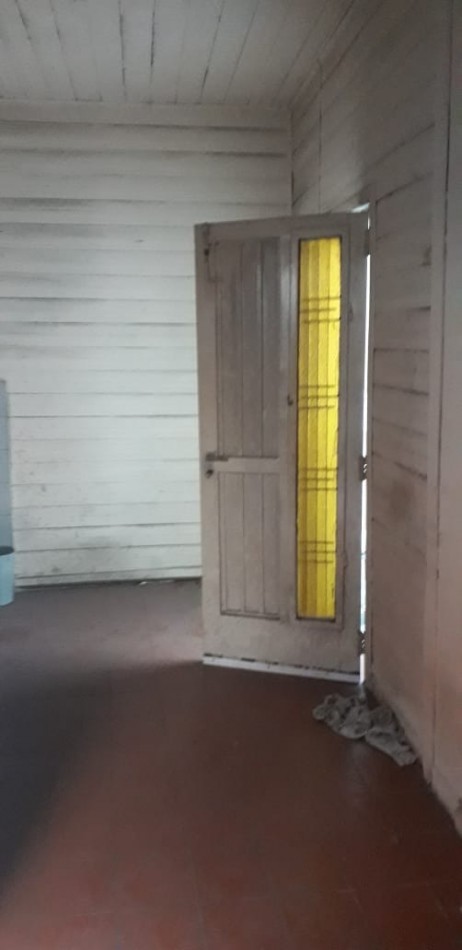 CASA DE CONSTRUCCION MIXTA PARA DOS FAMILIAS. CON PATIO Y ENTRADA PARA AUTO.