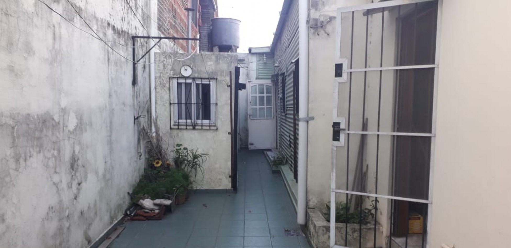 CASA DE CONSTRUCCION MIXTA PARA DOS FAMILIAS. CON PATIO Y ENTRADA PARA AUTO.