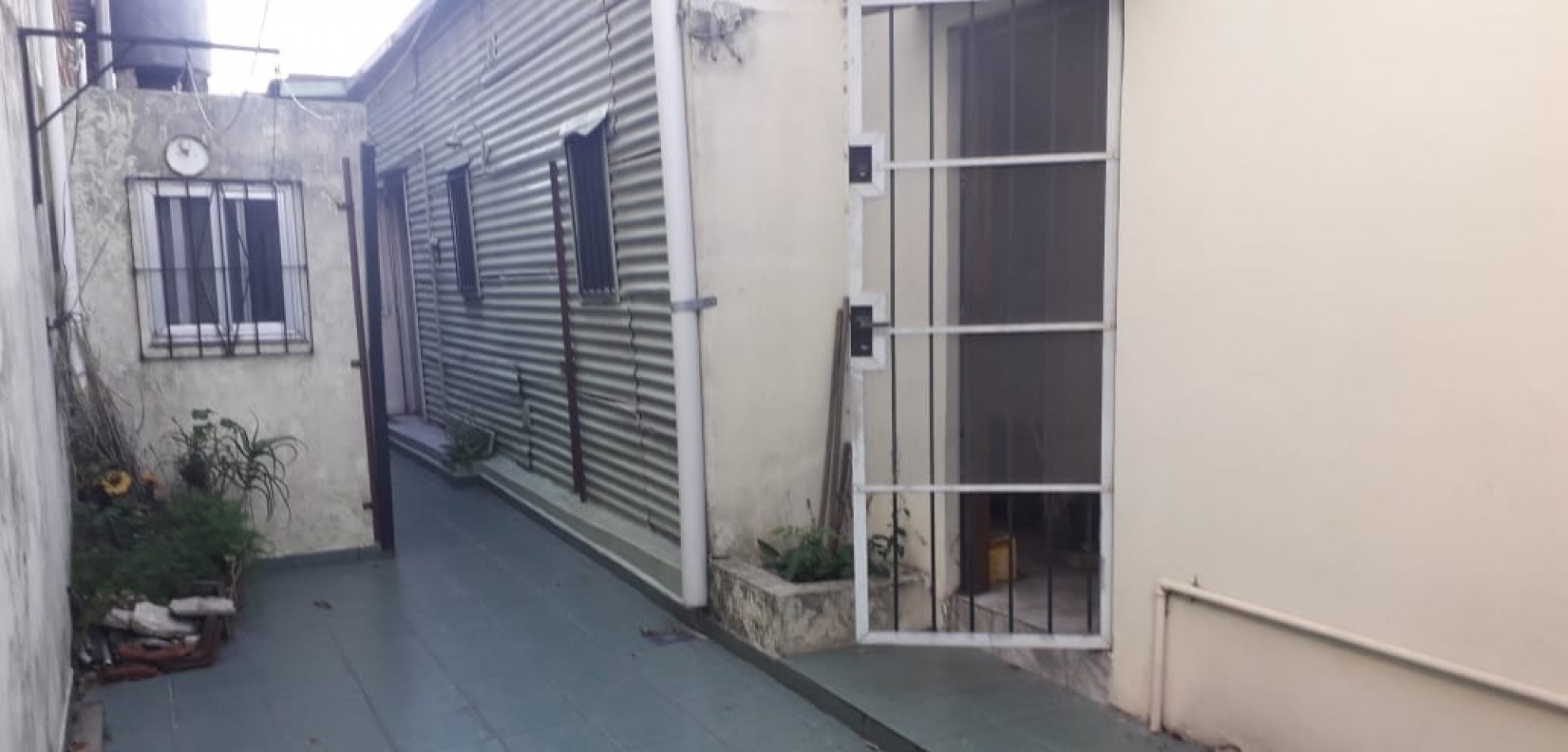 CASA DE CONSTRUCCION MIXTA PARA DOS FAMILIAS. CON PATIO Y ENTRADA PARA AUTO.