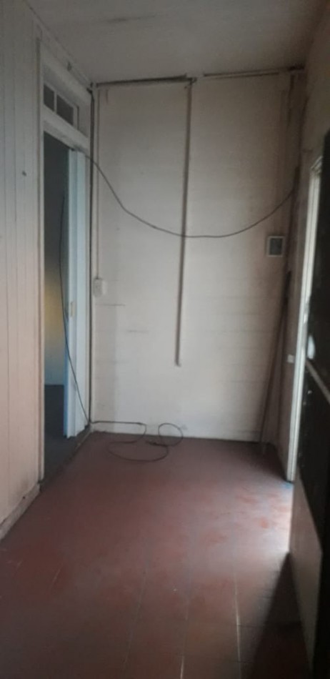 CASA DE CONSTRUCCION MIXTA PARA DOS FAMILIAS. CON PATIO Y ENTRADA PARA AUTO.